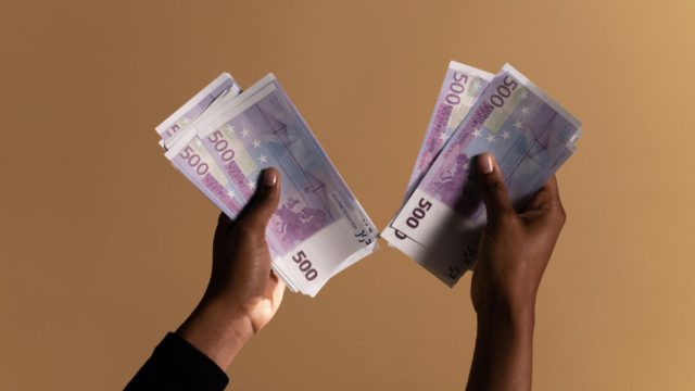 Έχετε 500ευρα στο σπίτι; Δείτε τι πρόκειται να συμβεί – Τι ισχύει για όσους τα έχουν στο πορτοφόλι τους