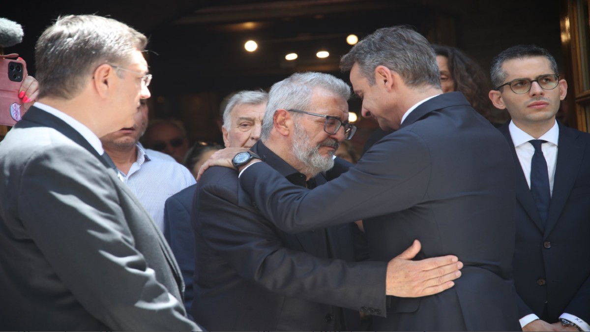 Ράγισαν καρδιές στην Κοζάνη: Η θερμή αγκαλιά του Μητσοτάκη στον σύζυγο της Βάγιας Νέστορα