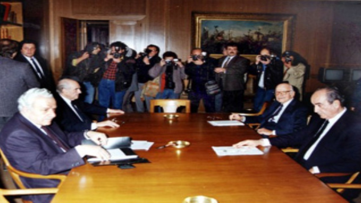 Σαν σήμερα, 2 Ιουλίου 1989: Ορκίζεται η κυβέρνηση Τζαννετάκη – Η ιστορική συνεργασία Νέας Δημοκρατίας και Συνασπισμού που άλλαξε το πολιτικό σκηνικό