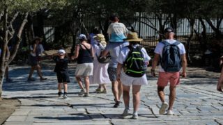 Τα νέα στοιχεία για τον τουρισμό προβληματίζουν: Οι διακοπές στην Ελλάδα… μικραίνουν