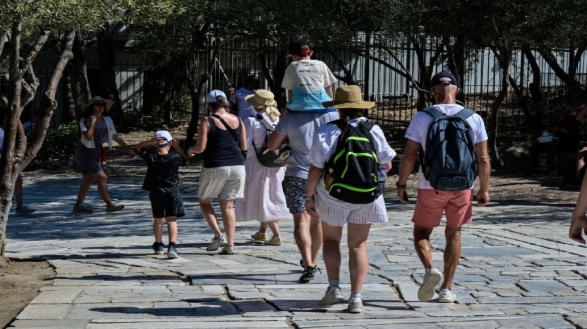 Τα νέα στοιχεία για τον τουρισμό προβληματίζουν: Οι διακοπές στην Ελλάδα… μικραίνουν