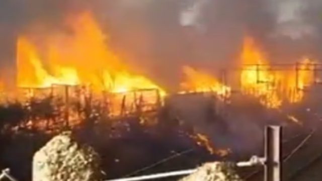 Εφιαλτικές εικόνες στο Λονδίνο: Τεράστια φωτιά κατέκαψε σπίτια και παρέλυσε τις συγκοινωνίες