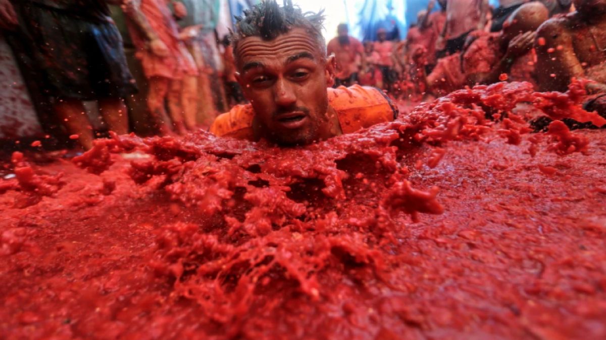 La Tomatina: Μία ώρα χάους, γέλιου και… χιλιάδων ντοματών