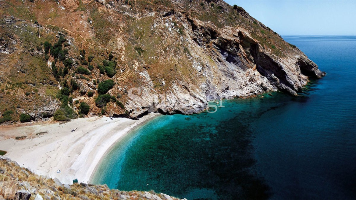 Η παραλία του Αγίου Δημητρίου στην Εύβοια που μοιάζει με εξωτικό νησί – Μόλις 2 ώρες από την Αθήνα