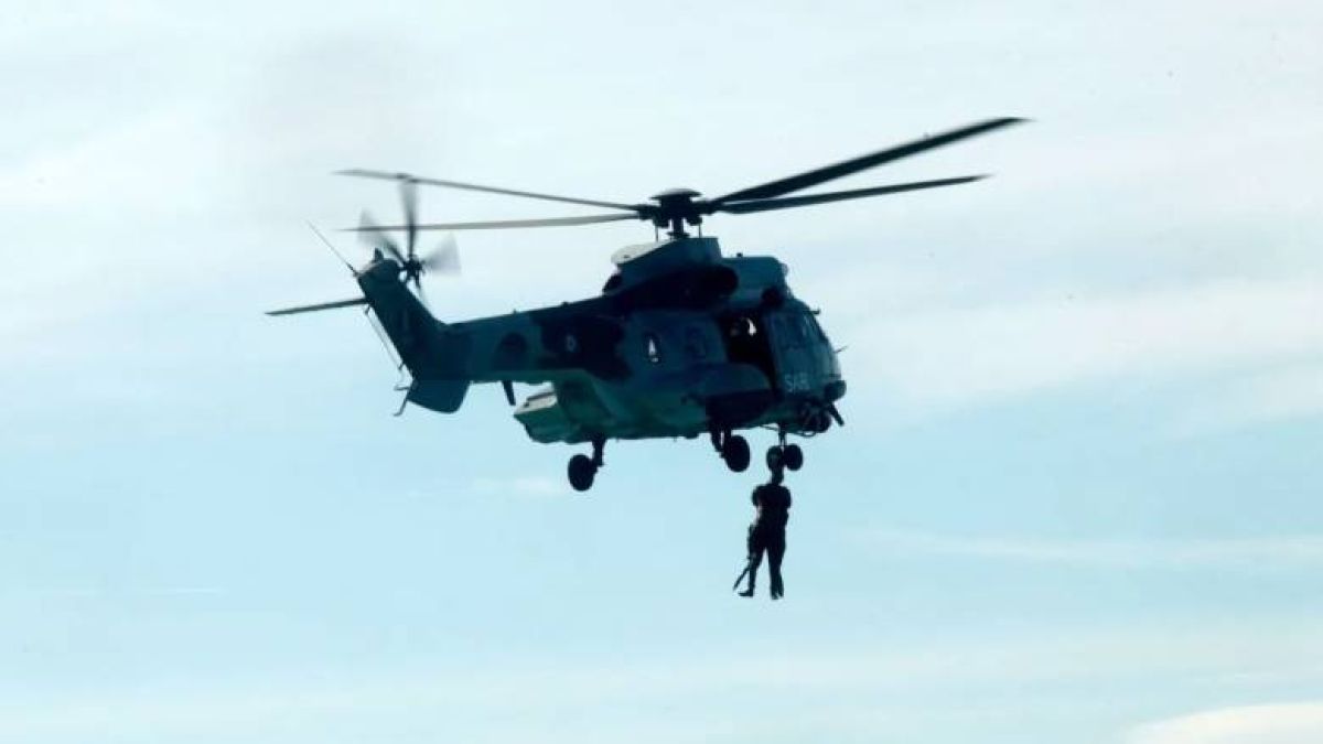 Θρίλερ στη Γαλλία: Αλεξιπτωτιστής καρφώθηκε σε βράχο 200 μέτρα πάνω από το έδαφος