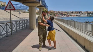 Η σπαρακτική ικεσία του 12χρονου στη Θέουτα: «Όχι, Μαρόκο, όχι» – Το ανθρώπινο δράμα και η δραπέτευση από την απέλαση