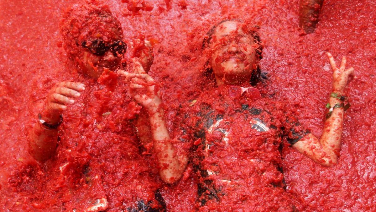 Χιλιάδες στον δρόμο για τη La Tomatina – Το Buñol έγινε κόκκινο