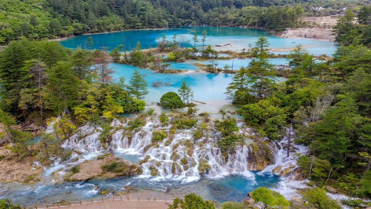 Jiuzhaigou: Η κοιλάδα των εννέα χωριών που μοιάζει βγαλμένη από παραμύθι