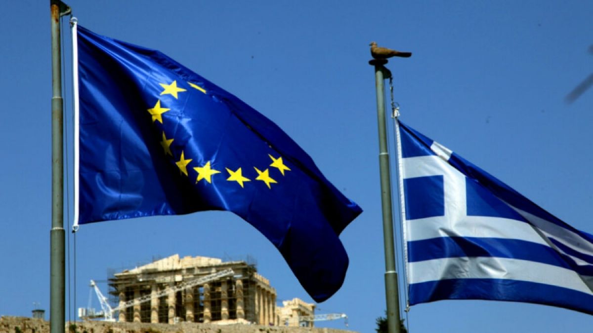 Fitch: Ισχυρή αποκλιμάκωση του ελληνικού χρέους τα επόμενα χρόνια