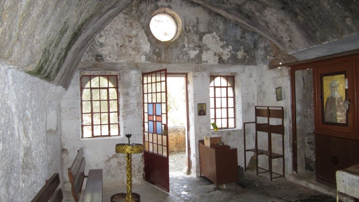 Ένα μοναστήρι χαμένο στα βράχια: Η συγκλονιστική ιστορία του Καθολικού