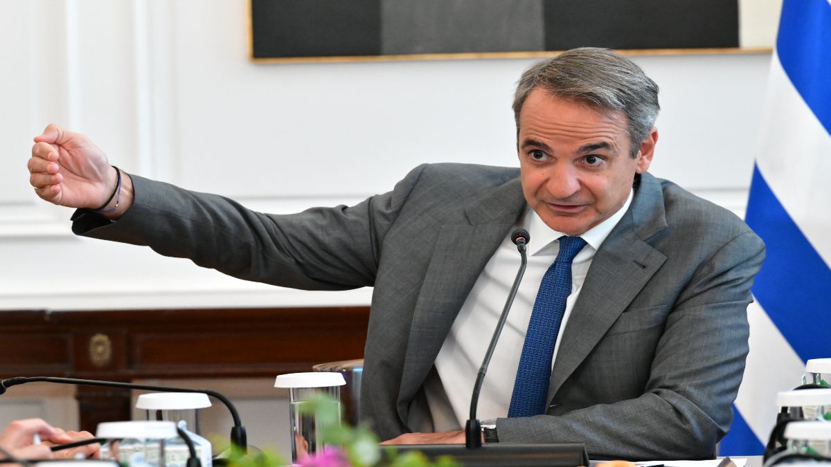 Ισχυροί άνεμοι δυσκολεύουν τις ρίψεις – Ενημέρωση Μητσοτάκη για τα πύρινα μέτωπα