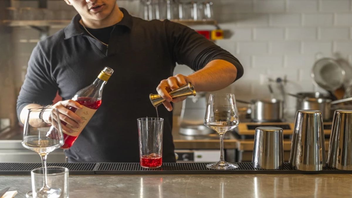 Για κρασί, spritz και πίτσα: Το νέο Méthe στην Ακτή Μιαούλη