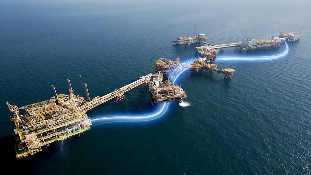 Ορμούζ: Οι επιθέσεις στα πλοία της ADNOC ανεβάζουν το κόστος της ενέργειας και της ναυτιλίας