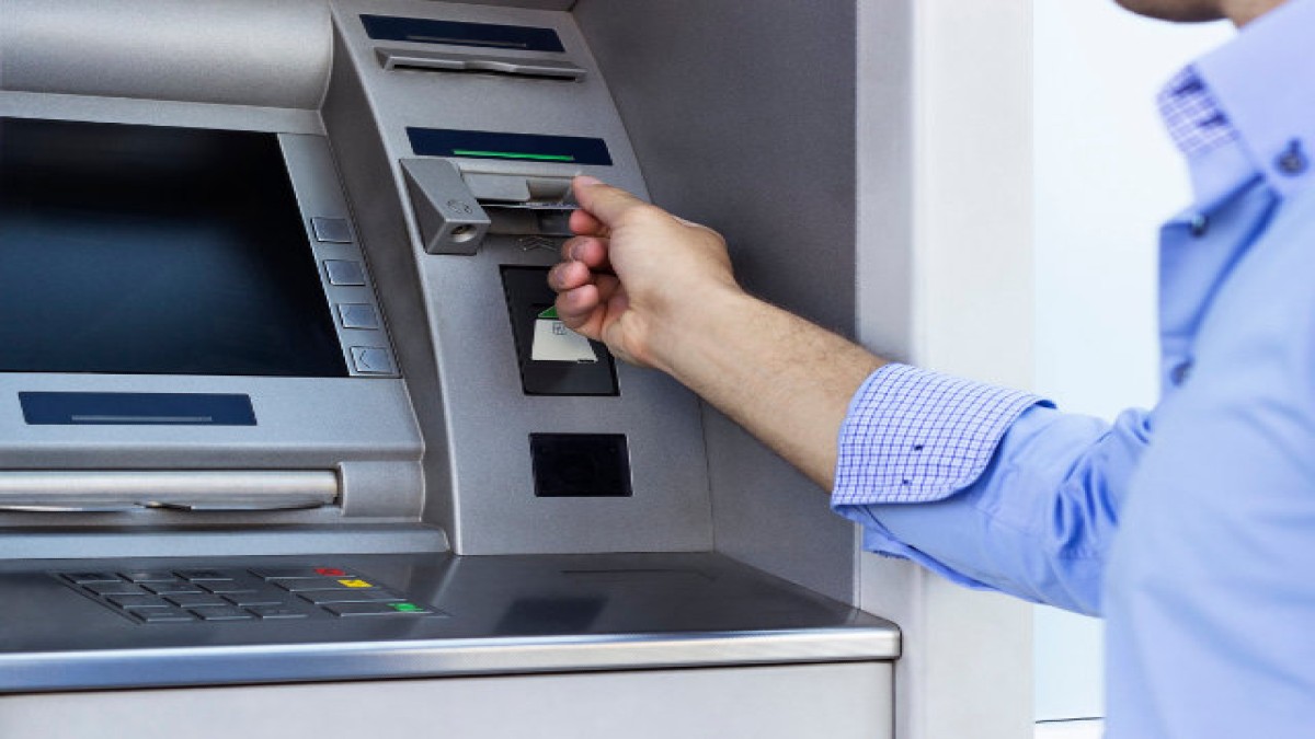 Μην πετάξετε ποτέ την απόδειξη του ATM στον κάδο – Οι πληροφορίες που μπορεί να αποκαλύψει