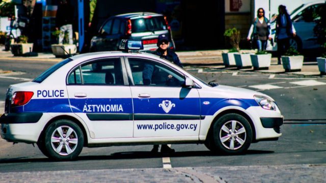 Σοκ στην Κύπρο: Πατέρας άφησε μόνη την 11χρονη κόρη του για δύο μέρες για να ταξιδέψει στην Αλβανία για αγώνα της Πάφου!