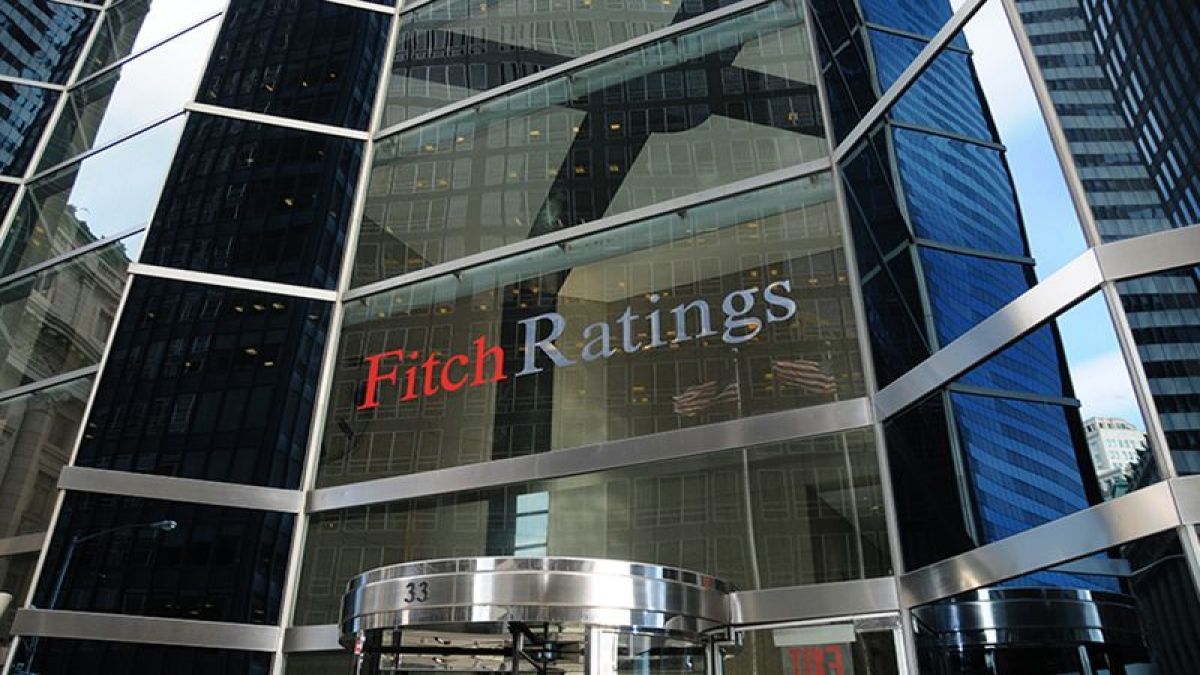 Fitch: Μεγάλη πτώση του ελληνικού χρέους έως το 2029
