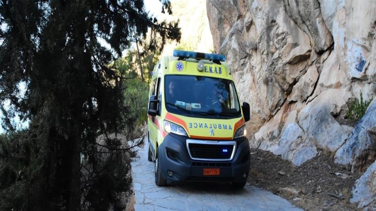 Στιγμές αγωνίας στην Άρτα: Πυροσβέστες ανέσυραν 16χρονο από χαράδρα μετά από σύγκρουση