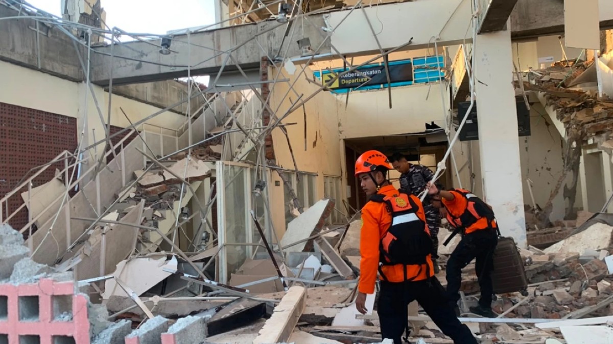 Ινδονησία: Πέντε νεκροί από τον ισχυρό σεισμό των 7,7 Ρίχτερ – Σοβαρές ζημιές στη Φλόρες