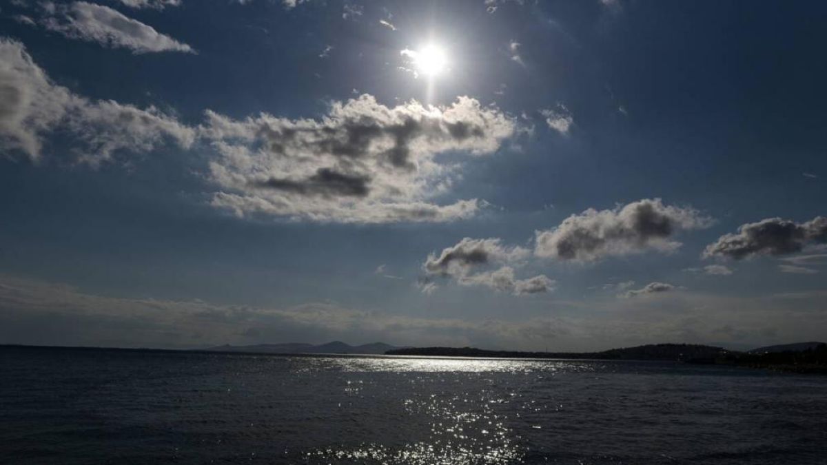 Καιρός: Δύο Ελλάδες το Σαββατοκύριακο – Καύσωνας στα δυτικά, δροσιά στα ανατολικά