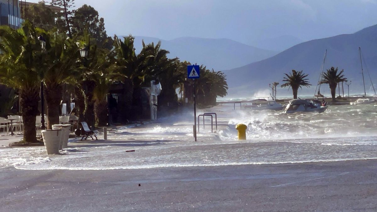 Καιρός: Κόκκινος συναγερμός σήμερα (13/08) – Θυελλώδεις βοριάδες έως 9 μποφόρ, αισθητή πτώση της θερμοκρασίας και ακραίος κίνδυνος πυρκαγιάς
