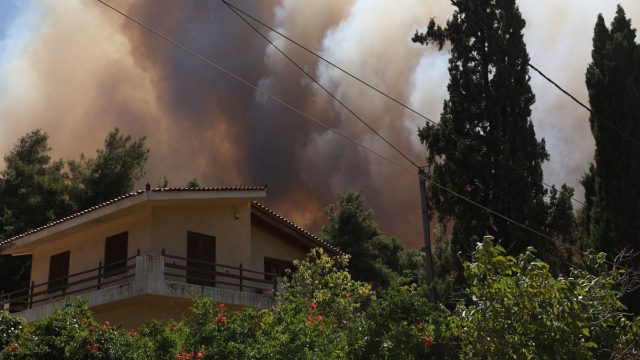 «Πνίγεται» η Δυτική Αττική: Η πύρινη λαίλαπα καταστρέφει σπίτια, νέα εντολή εκκένωσης από το 112 και μάχη μέχρις εσχάτων!