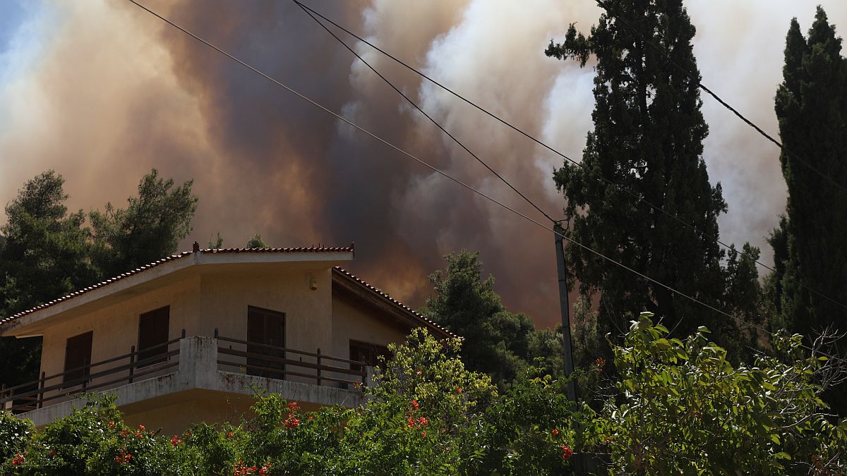 «Πνίγεται» η Δυτική Αττική: Η πύρινη λαίλαπα καταστρέφει σπίτια, νέα εντολή εκκένωσης από το 112 και μάχη μέχρις εσχάτων!
