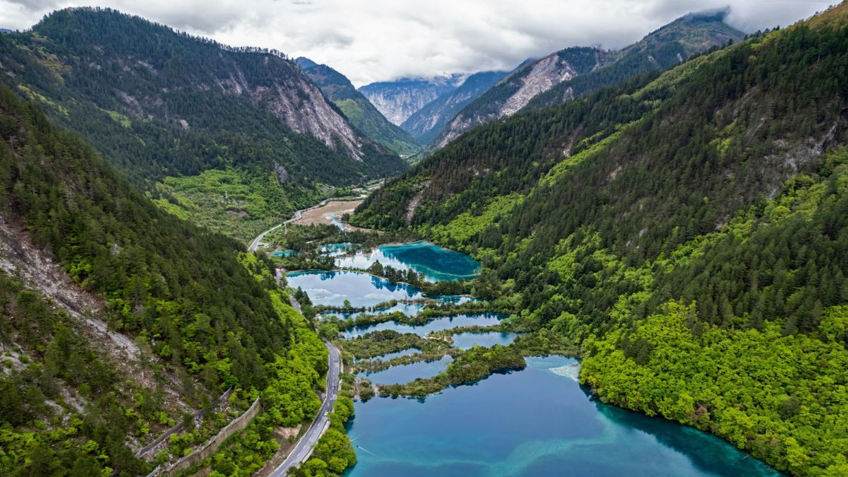 Jiuzhaigou: Το κρυμμένο θαύμα της Κίνας με τις λίμνες που αλλάζουν χρώμα