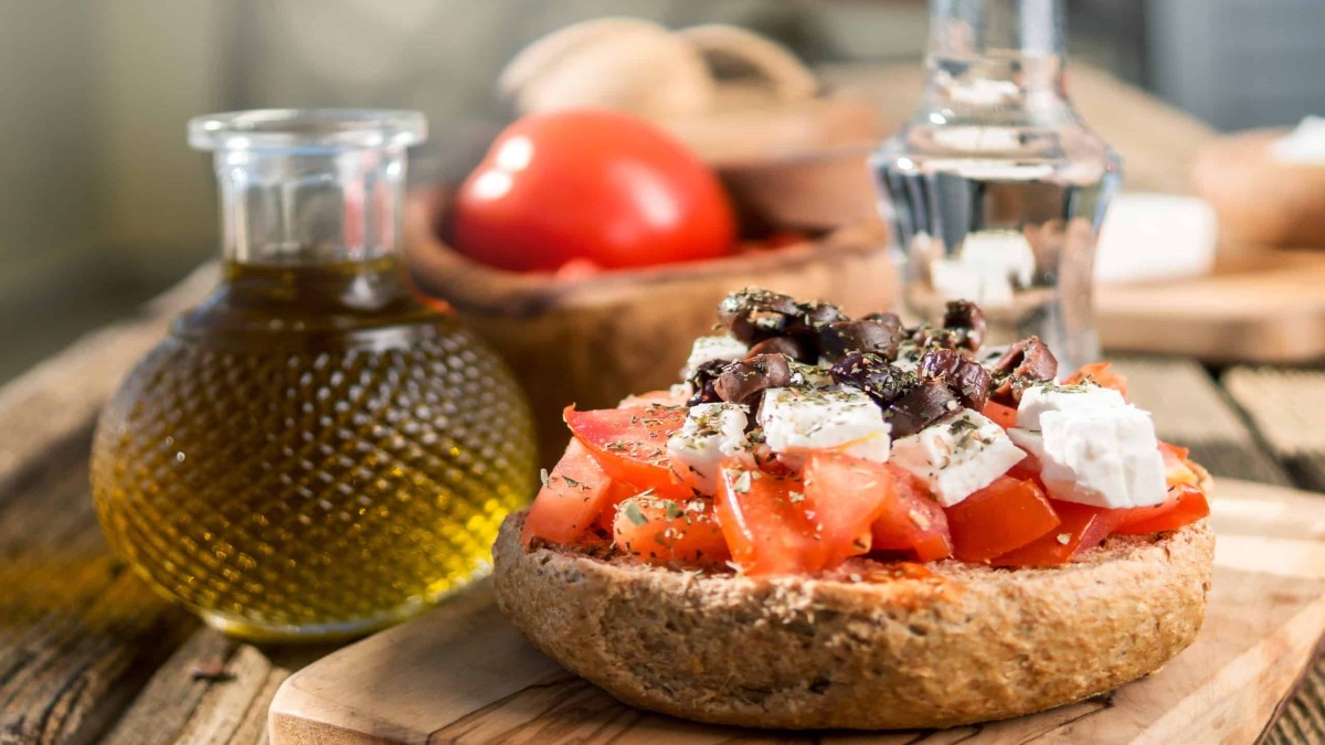 Αν ψάχνεις το πιο εύκολο καλοκαιρινό πιάτο, ο ντάκος είναι η απάντηση