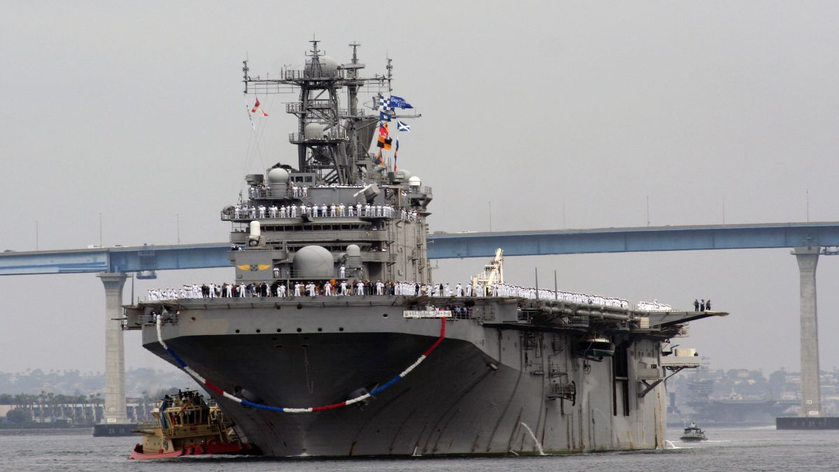 Στο στόχαστρο το USS Peleliu: Πώς έγινε η εντυπωσιακή άσκηση βύθισης