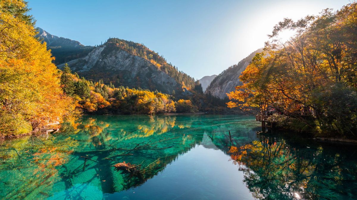 Το μυστικό της Κίνας: Η κοιλάδα Jiuzhaigou με τα σμαραγδένια νερά και τους καταρράκτες