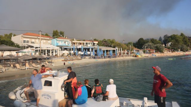 «Ανάσα» στη Χαλκιδική: Βελτιωμένη η εικόνα της μεγάλης πυρκαγιάς στη Σίβηρη – Ολονύχτια μάχη, εκκενώσεις και 481 διασώσεις από θαλάσσης