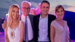 Χαλαρές στιγμές για Τίνα Μεσσαροπούλου και Γιώργο Μυλωνάκη: Κοινές διακοπές με Μάρα Ζαχαρέα και Θοδωρή Ρουσόπουλο στην Τήνο