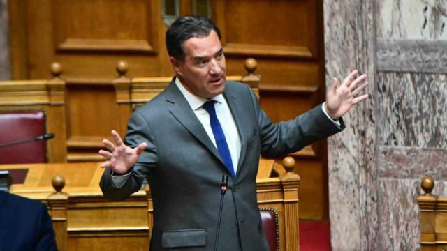 Βόμβα Γεωργιάδη στη Βουλή για την υπόθεση Μαζωνάκη: «Απατεώνισσα η γιατρός, έκρυβε το μηχάνημα από τον έλεγχο»