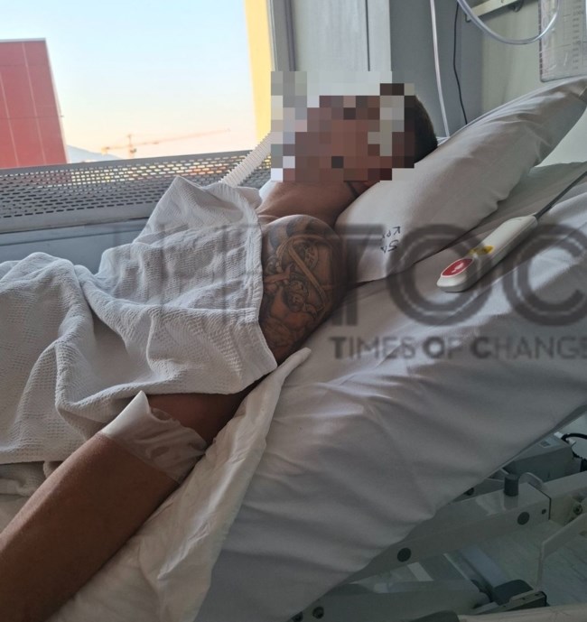 Ο 18χρονος τραυματίστηκε στο πρόσωπο και την πλάτη και χρειάστηκε 10 ράμματα, ενώ εξακολουθεί να νοσηλεύεται εκτός κινδύνου.