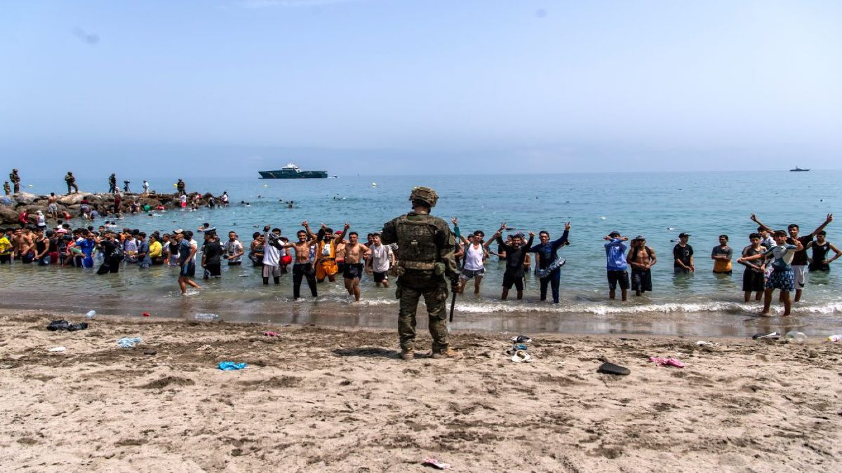 Σοκαριστικά βίντεο: Μαροκινοί καταγράφουν με τα κινητά τους την είσοδό τους στην Ισπανία κολυμπώντας