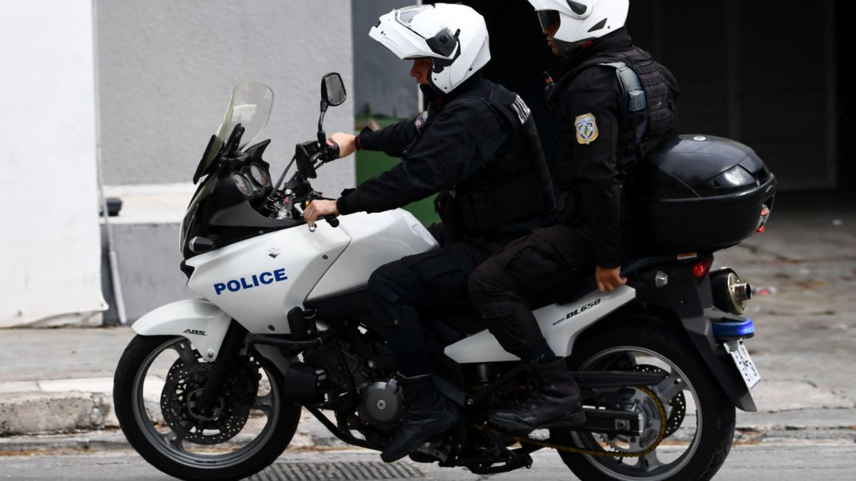 Νεαρός προσποιήθηκε τον καλό Σαμαρείτη στην Πάτρα και έφυγε με κινητά και χρήματα
