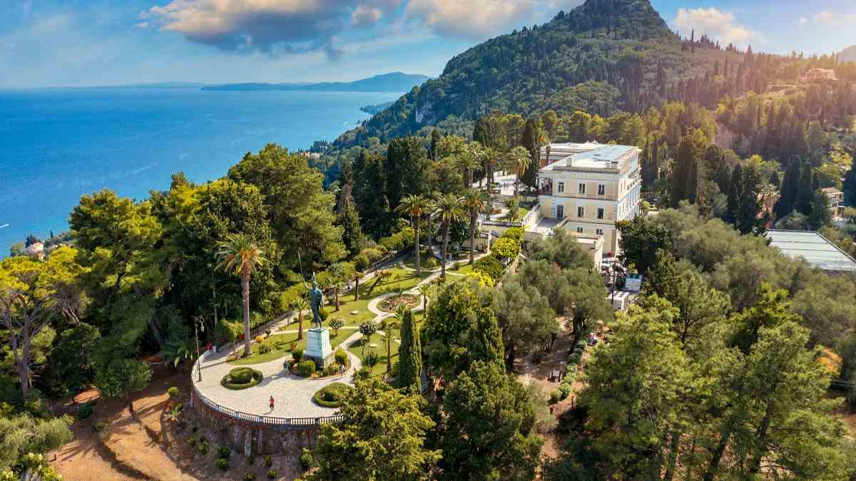 Αχίλλειο: Εικόνες εγκατάλειψης στο ιστορικό ανάκτορο της Κέρκυρας – Πέντε χρόνια κλειστό