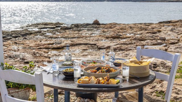 Γιατί η «Χήρα» στη Λούτσα παραμένει σταθερή αξία για φαγητό δίπλα στη θάλασσα!