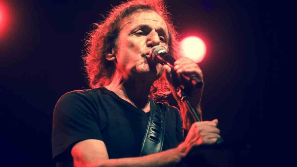 Ακυρώνεται η περιοδεία του Βασίλη Παπακωνσταντίνου – «Θα τα πούμε σύντομα»