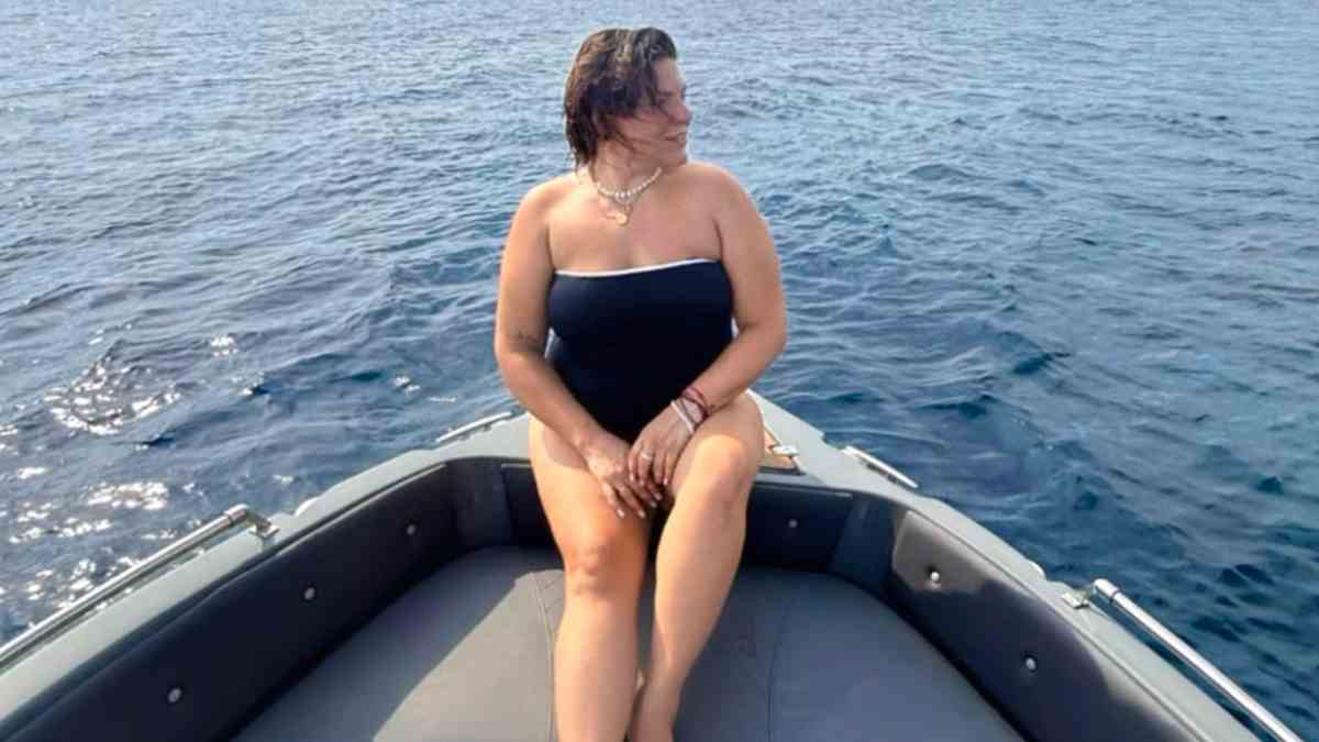 Δανάη Μπάρκα: Ποζάρει αμακιγιάριστη με μαύρο μαγιό πάνω σε σκάφος – «Καθόλου αυτονόητα αυτά που έχουμε»