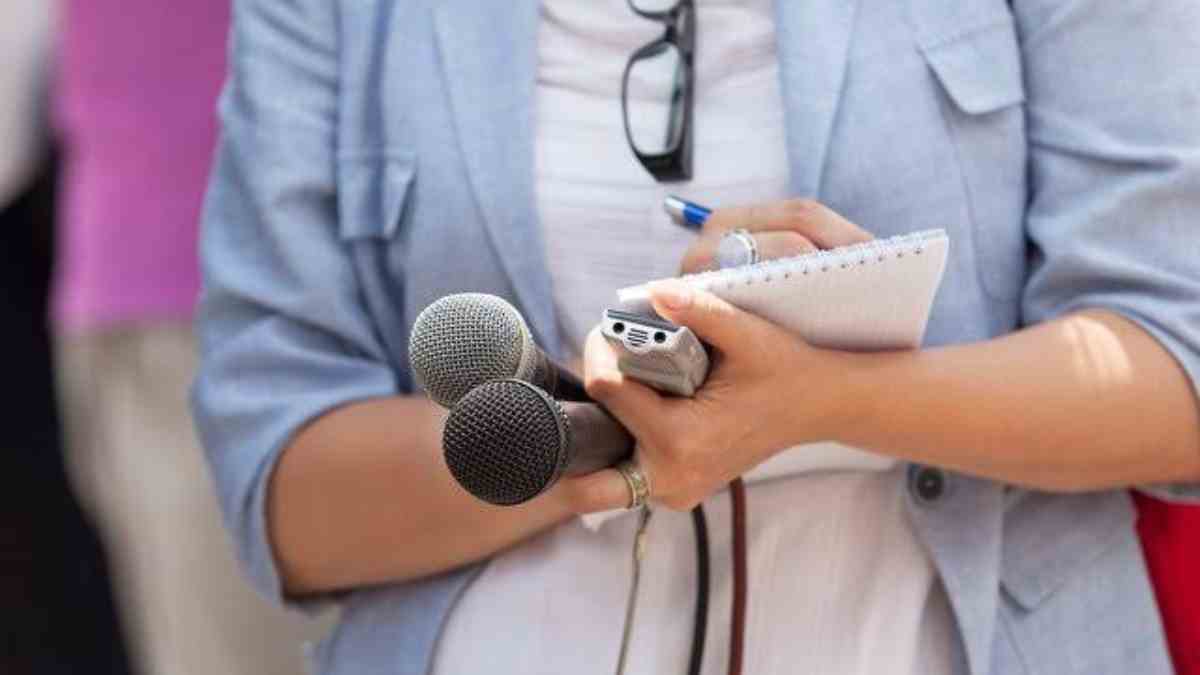 Σούσουρο στα τηλεοπτικά: Κυκλοφορεί σε κανάλι «πέφτουλας» που γίνεται ενοχλητικός σε πολλές γυναίκες δημοσιογράφους