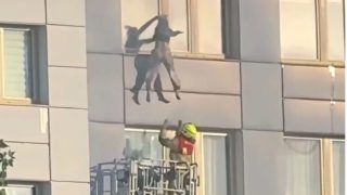 Συγκλονιστική διάσωση στο Βερολίνο: Πυροσβέστης άρπαξε γυναίκα πριν πέσει στο κενό