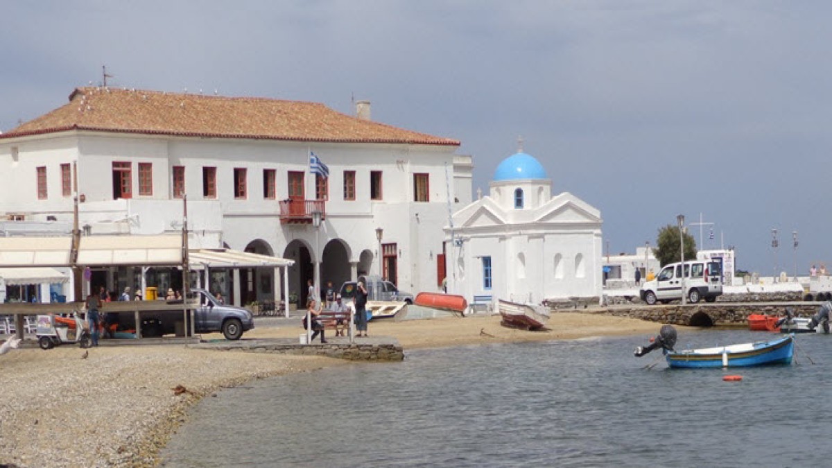 Σοκ στη Μύκονο: Εργαζόμενοι καταγγέλλουν ακατάλληλες συνθήκες διαμονής και εργασίας