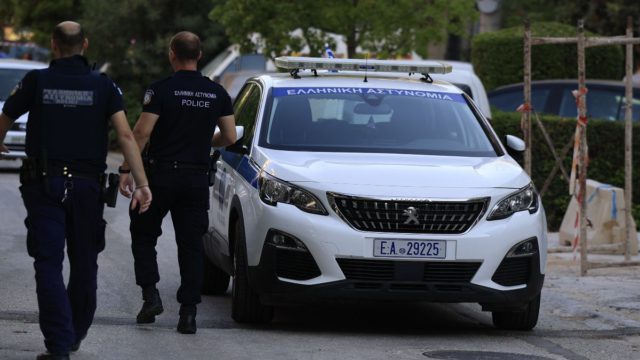 Όλα «τούμπα» στη Νέα Σμύρνη: Την περίμενε έξω από το σπίτι της κόρης της – Σκότωσε την 45χρονη και αυτοκτόνησε