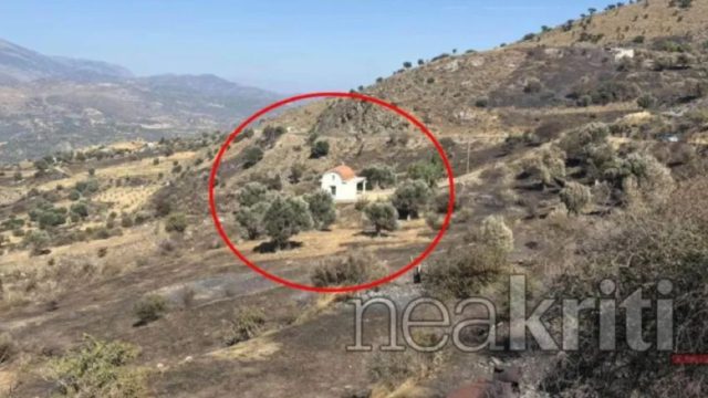 «Θαύμα» στις στάχτες: Αλώβητο παρέμεινε το εκκλησάκι στην Τριόπετρα Ρεθύμνου παρά το πέρασμα της φωτιάς