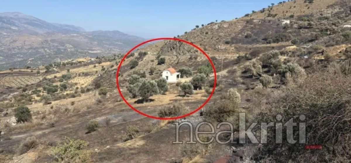 «Θαύμα» στις στάχτες: Αλώβητο παρέμεινε το εκκλησάκι στην Τριόπετρα Ρεθύμνου παρά το πέρασμα της φωτιάς