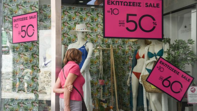 «Βατερλώ» για τις θερινές εκπτώσεις: Το 71,3% των επιχειρήσεων κάτω από πέρυσι – Σε απόγνωση οι έμποροι