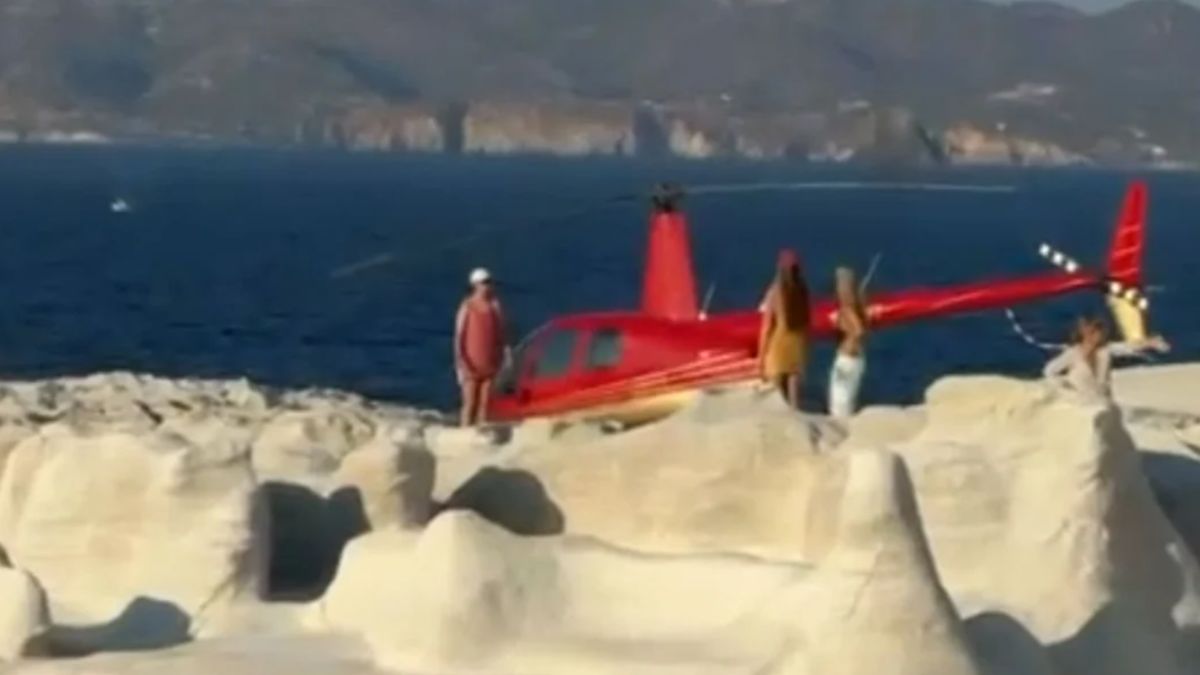 Σαρακήνικο: Το απίστευτο «παρκάρισμα» ελικοπτέρου στην παραλία – Οι επιβάτες κατέβηκαν για μπάνιο! ( VIDEO)