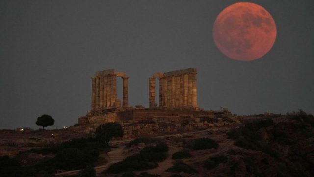 Σπάνιο θέαμα στον ουρανό: Η Σελήνη «βάφεται» κόκκινη απόψε (28/8) – Γιατί συμβαίνει αυτό και πού θα φαίνεται καλύτερα