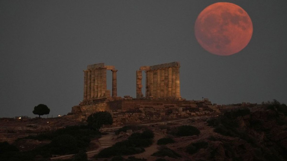 Σπάνιο θέαμα στον ουρανό: Η Σελήνη «βάφεται» κόκκινη απόψε (28/8) – Γιατί συμβαίνει αυτό και πού θα φαίνεται καλύτερα